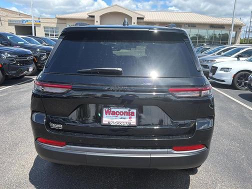 Diamond Black 2026 Jeep Grand Cherokee Laredo
