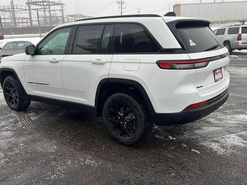 Bright White Clearcoat 2025 Jeep Grand Cherokee Laredo