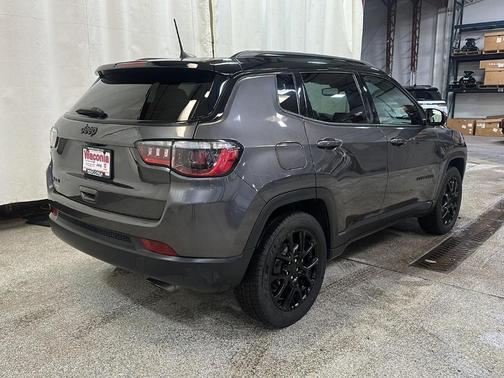 Granite Crystal Clearcoat Metallic 2022 Jeep Compass Altitude