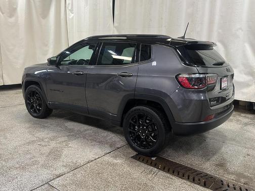 Granite Crystal Clearcoat Metallic 2022 Jeep Compass Altitude