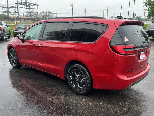 2025 Chrysler Pacifica Hybrid Select