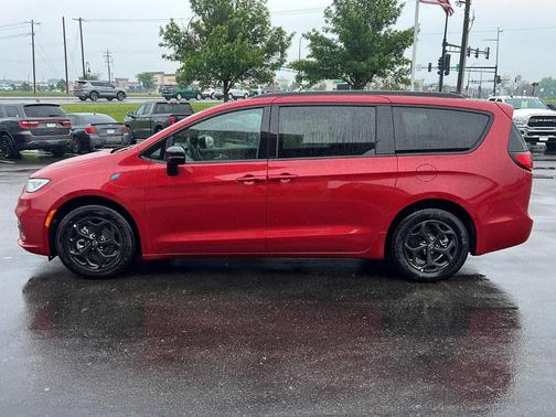 2025 Chrysler Pacifica Hybrid Select