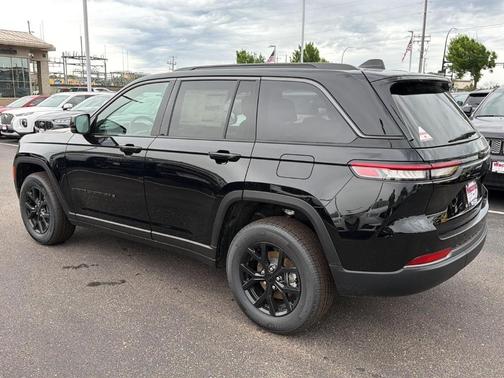 Diamond Black 2026 Jeep Grand Cherokee Laredo