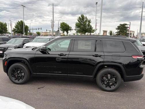 Diamond Black 2026 Jeep Grand Cherokee L Laredo