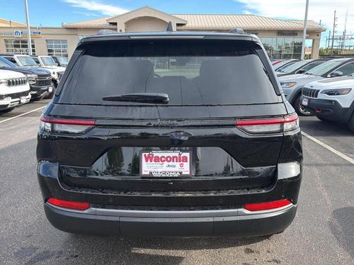 Gloss Black 2027 Jeep Grand Cherokee Laredo