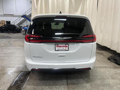 2024 Chrysler Pacifica Touring-L