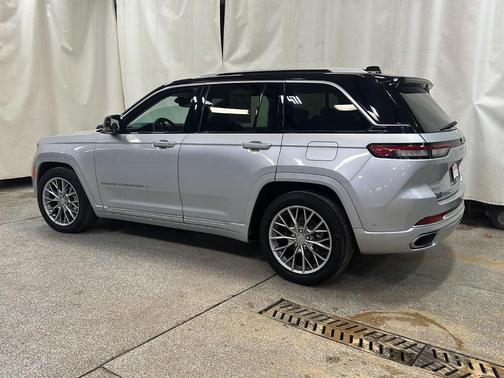 2022 Jeep Grand Cherokee Summit