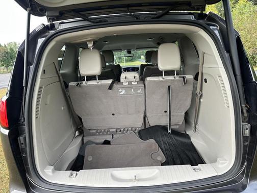 Granite Crystal Clearcoat Metallic 2018 Chrysler Pacifica Touring-L