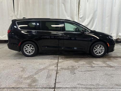 2024 Chrysler Pacifica Touring-L