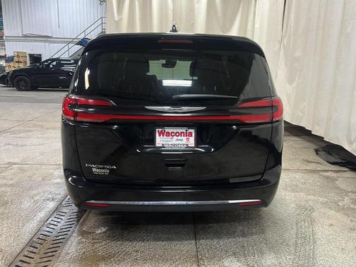 2024 Chrysler Pacifica Touring-L