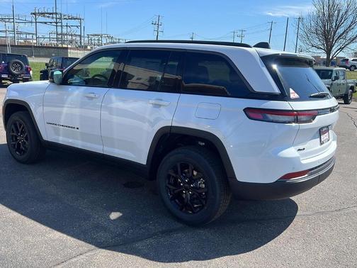 Bright White Clearcoat 2026 Jeep Grand Cherokee Laredo