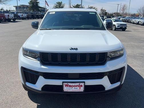 Bright White Clearcoat 2026 Jeep Grand Cherokee Laredo