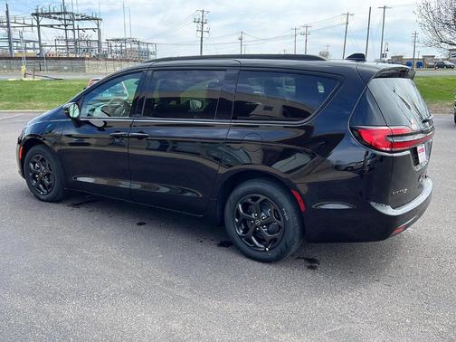2025 Chrysler Pacifica Hybrid Select