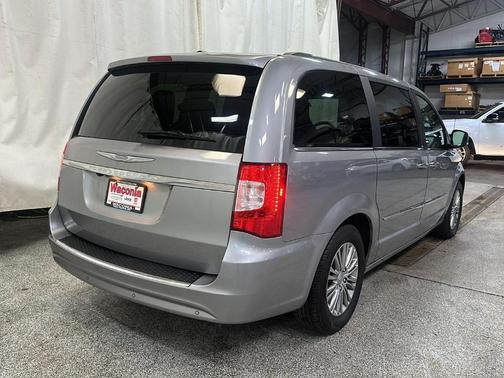 2014 Chrysler Town & Country Touring-L