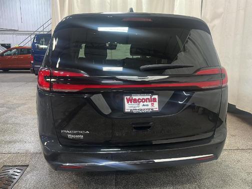 2024 Chrysler Pacifica Touring-L