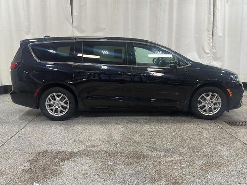 2024 Chrysler Pacifica Touring-L