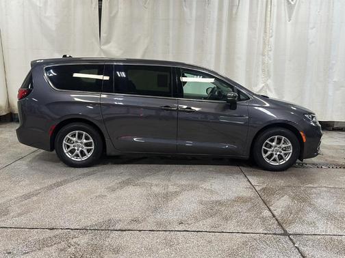 2023 Chrysler Pacifica Touring-L