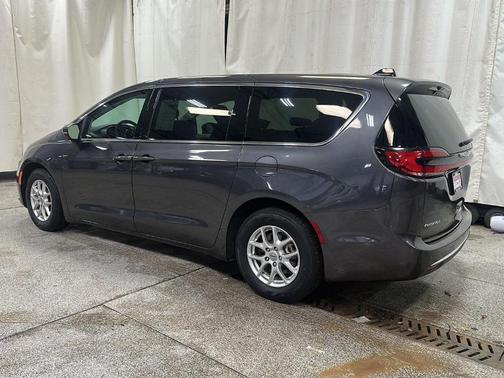 2023 Chrysler Pacifica Touring-L