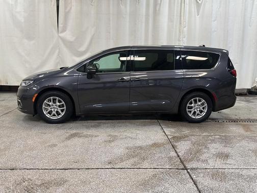 2023 Chrysler Pacifica Touring-L