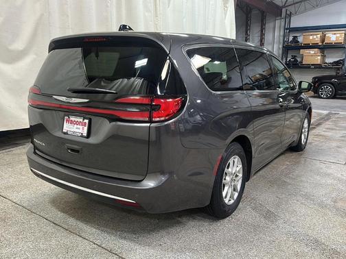 2023 Chrysler Pacifica Touring-L