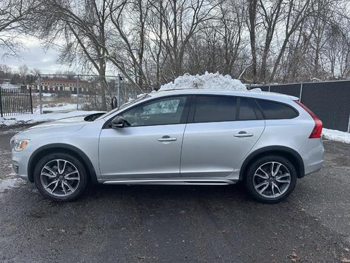 2017 Volvo V60 Cross Country T5