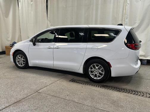 2024 Chrysler Pacifica Touring-L