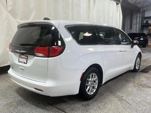 2022 Chrysler Voyager LX