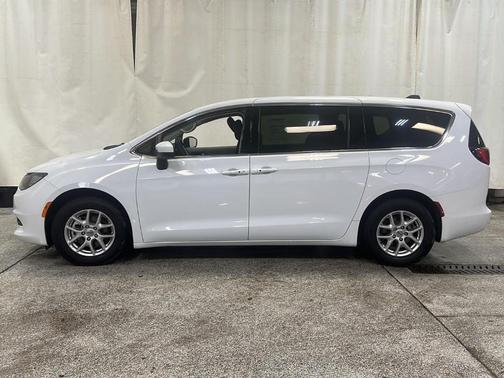 2022 Chrysler Voyager LX
