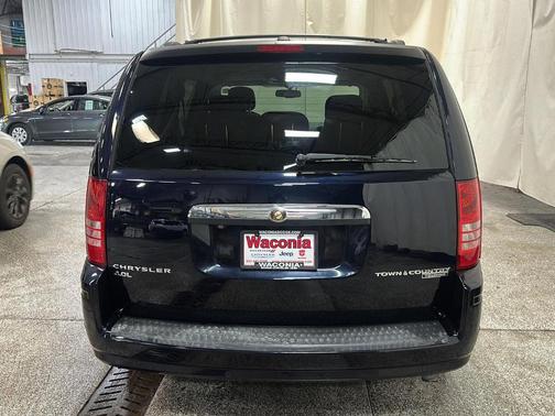 2010 Chrysler Town & Country Touring Plus