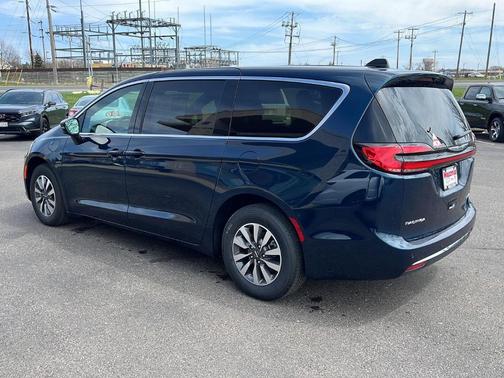 2025 Chrysler Pacifica Hybrid Select