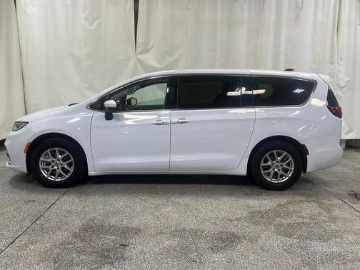 2023 Chrysler Pacifica Touring-L