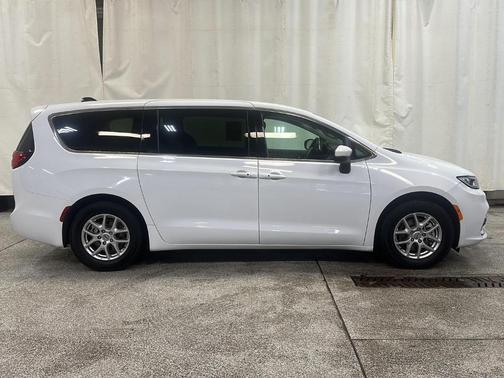 2023 Chrysler Pacifica Touring-L