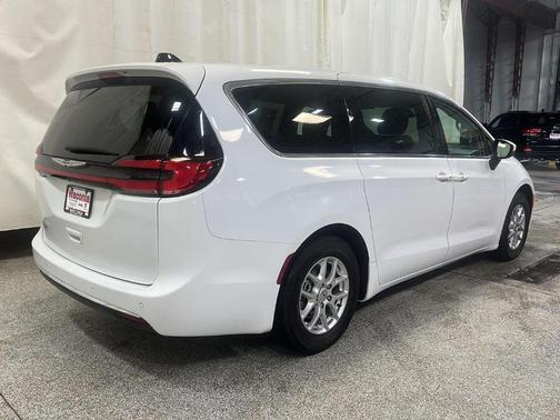 2023 Chrysler Pacifica Touring-L