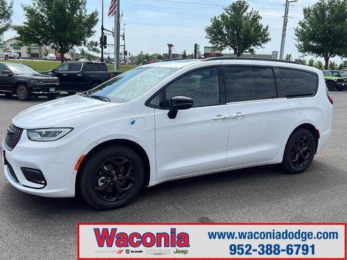 2025 Chrysler Pacifica Hybrid Select