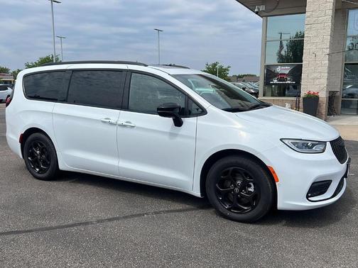 2025 Chrysler Pacifica Hybrid Select