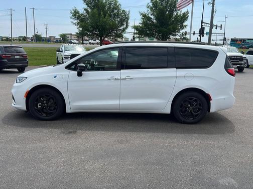 2025 Chrysler Pacifica Hybrid Select