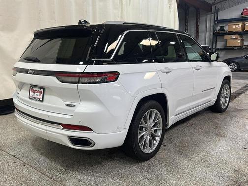 2022 Jeep Grand Cherokee Summit