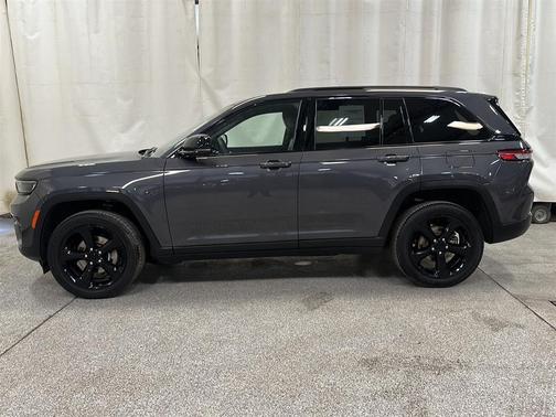 Metallic 2023 Jeep Grand Cherokee Altitude