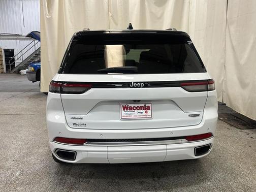 Bright White Clearcoat 2023 Jeep Grand Cherokee Summit