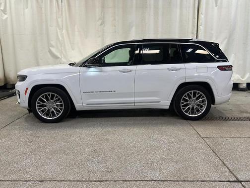 Bright White Clearcoat 2023 Jeep Grand Cherokee Summit