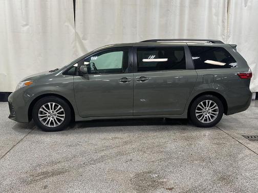 2020 Toyota Sienna XLE