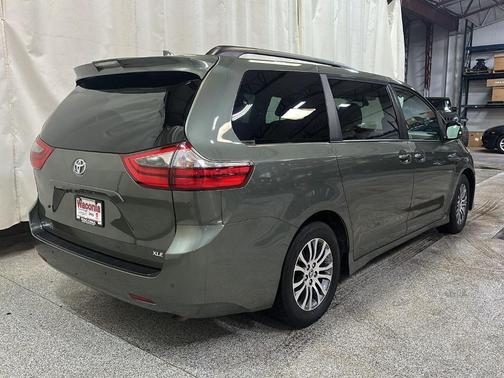 2020 Toyota Sienna XLE