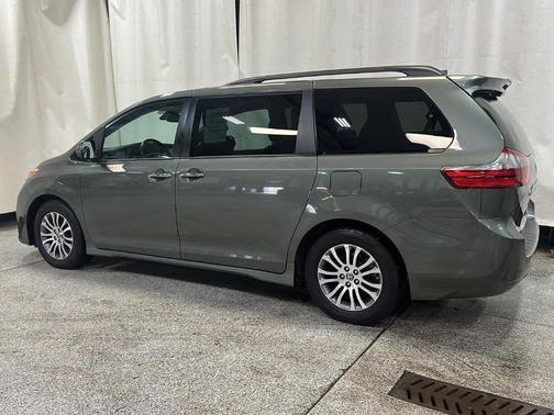 2020 Toyota Sienna XLE