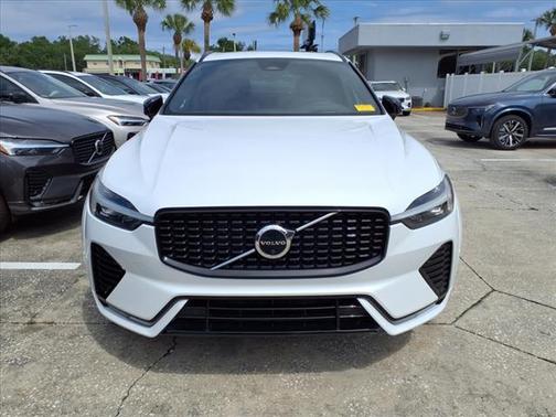 2022 Volvo XC60 B5 R-Design