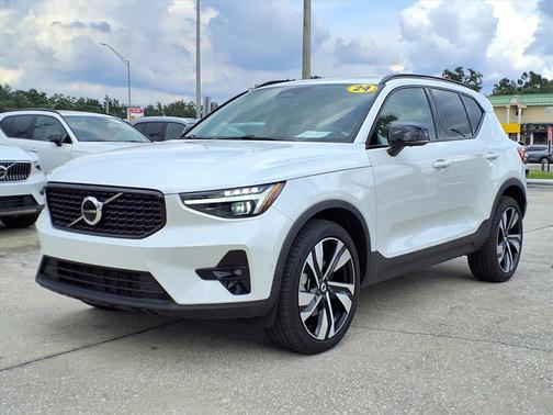 2024 Volvo XC40 B5 Plus Dark Theme