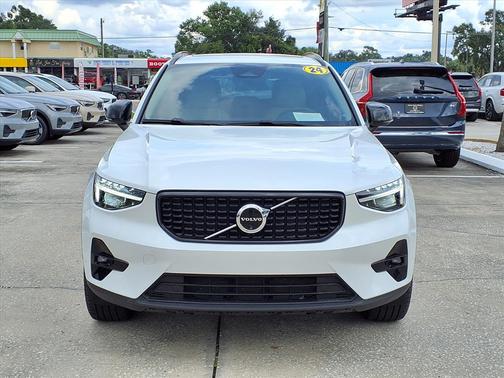 2024 Volvo XC40 B5 Plus Dark Theme