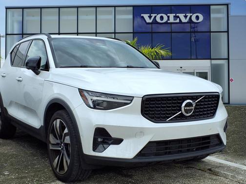 2024 Volvo XC40 B5 Plus Dark Theme