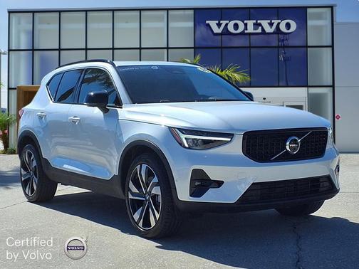 2024 Volvo XC40 B5 Plus Dark Theme
