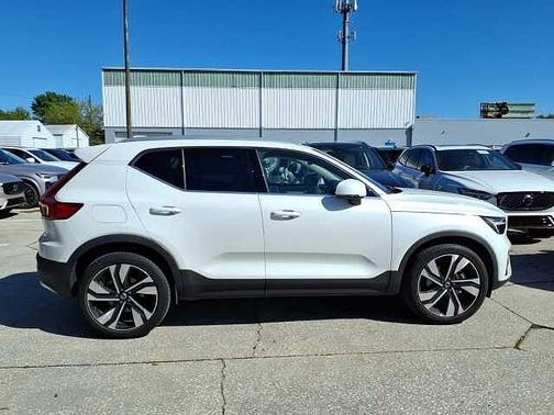 Crystal White 2023 Volvo XC40 Plus