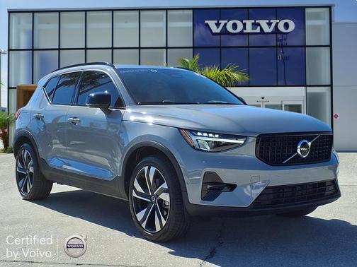2024 Volvo XC40 B5 Plus Dark Theme
